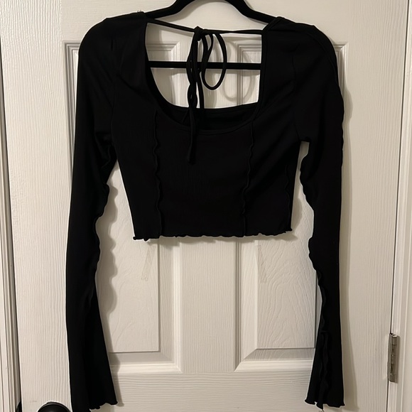 NWOT: Shein black ribbed crop top, with tie/low back & bell split sleeves - Picture 5 of 5